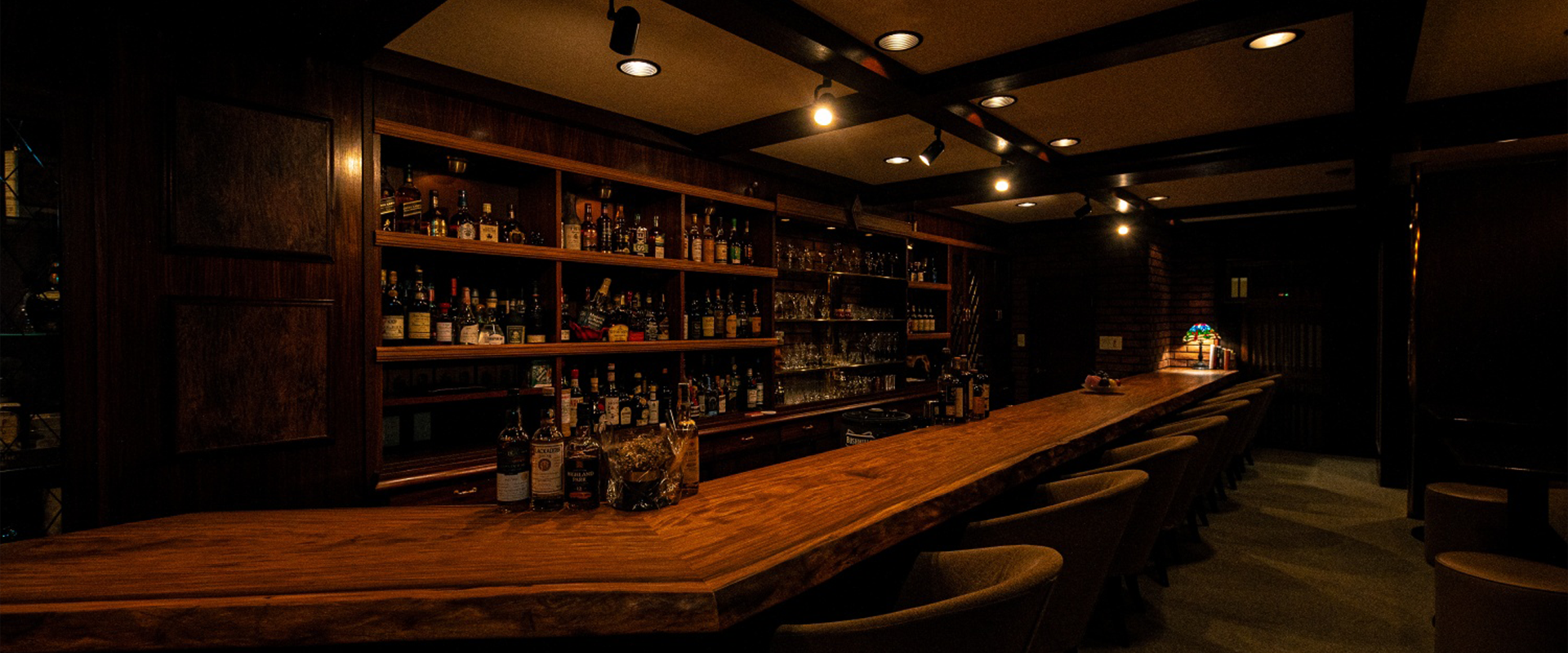 BAR AUGUSTA LUXの店内のカウンターのイメージ